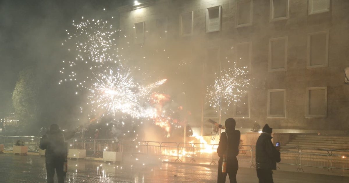 Një drejtim i papritur: Pse 15 protestues nuk u lënë të ikin?