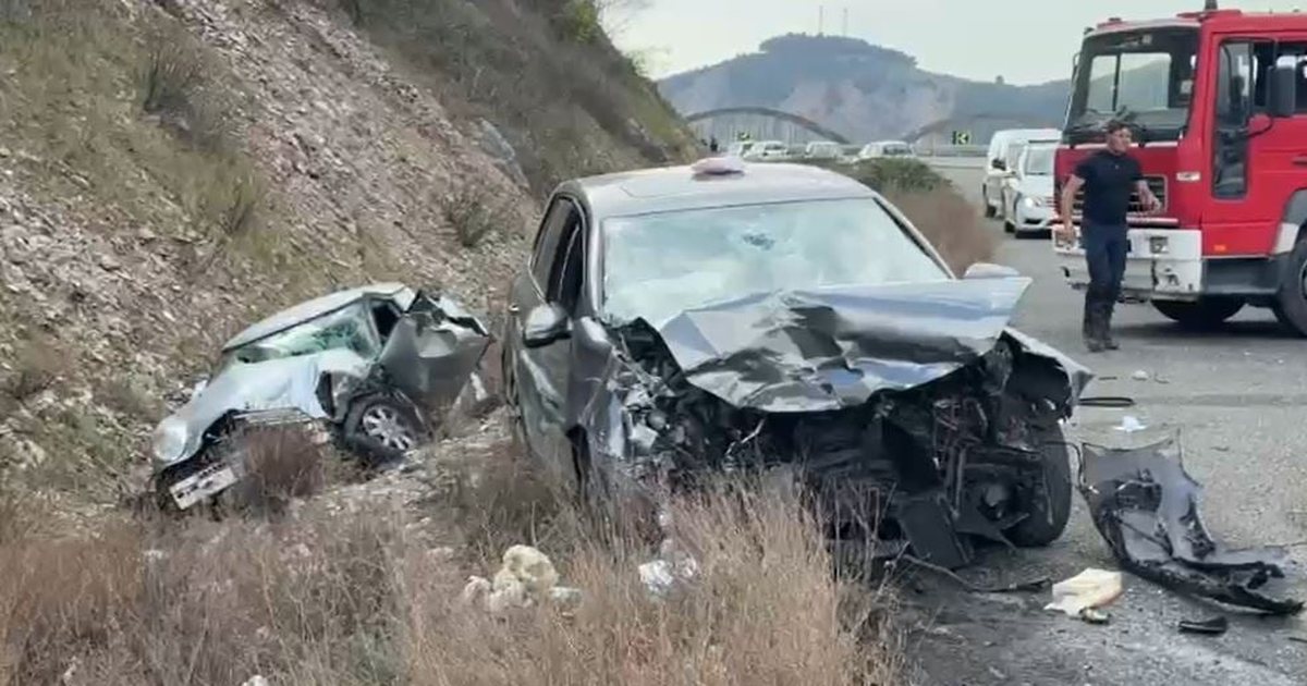 Një rrugë, dy makina dhe një mister: Pse u plagosën gjashtë veta?