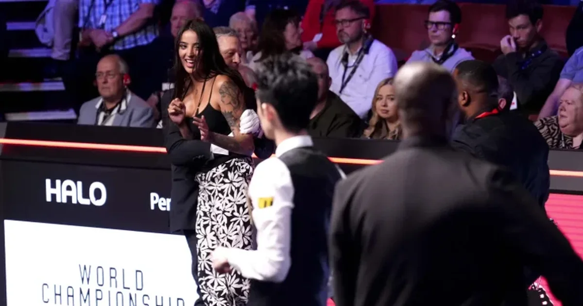 A u prish finalja e snookerit? Gruaja sulmon tribunën dhe shpërthen në protestë